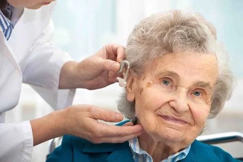 助听器不仅辅助听力，还有利于老年人走出封闭